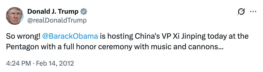 特朗普 2012 年 2 月 14 日在 Twitter 發文,批評奧巴馬在五角大樓以全套軍禮歡迎時任國家副主席習近平