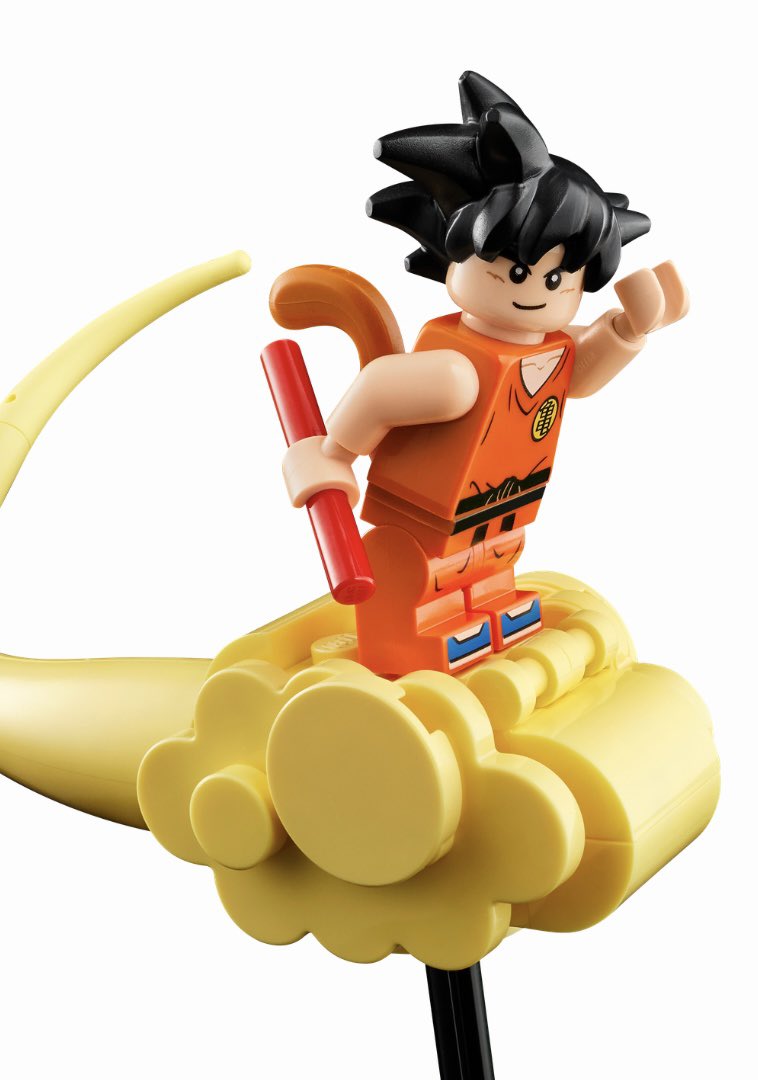LEGO 小悟空人仔拿着如意棒，站在筋斗雲上的官方圖片
