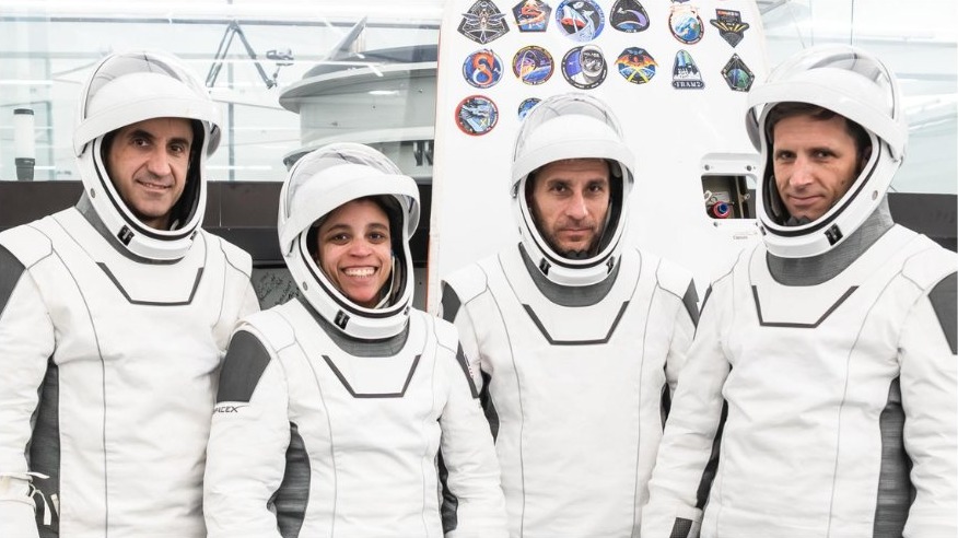 Crew-13 四名成員在加州霍桑 SpaceX 總部穿上壓力衣合照，左起：俄羅斯太空人 Sergey Teteryatnikov、NASA 太空人 Jessica Watkins 及 Luke Delaney、加拿大太空人 Joshua Kutryk