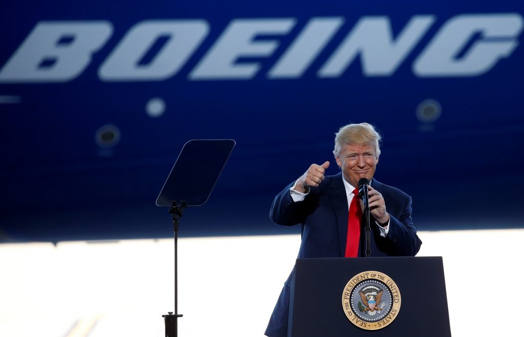 特朗普在標有 Boeing 字樣的飛機前發言