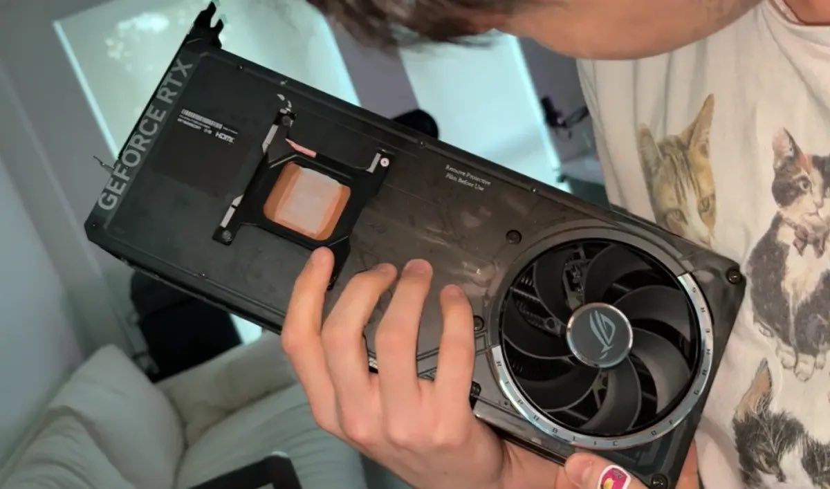 ASUS ROG 顯示卡散熱器底面,銅冷板外露、主板位置空缺