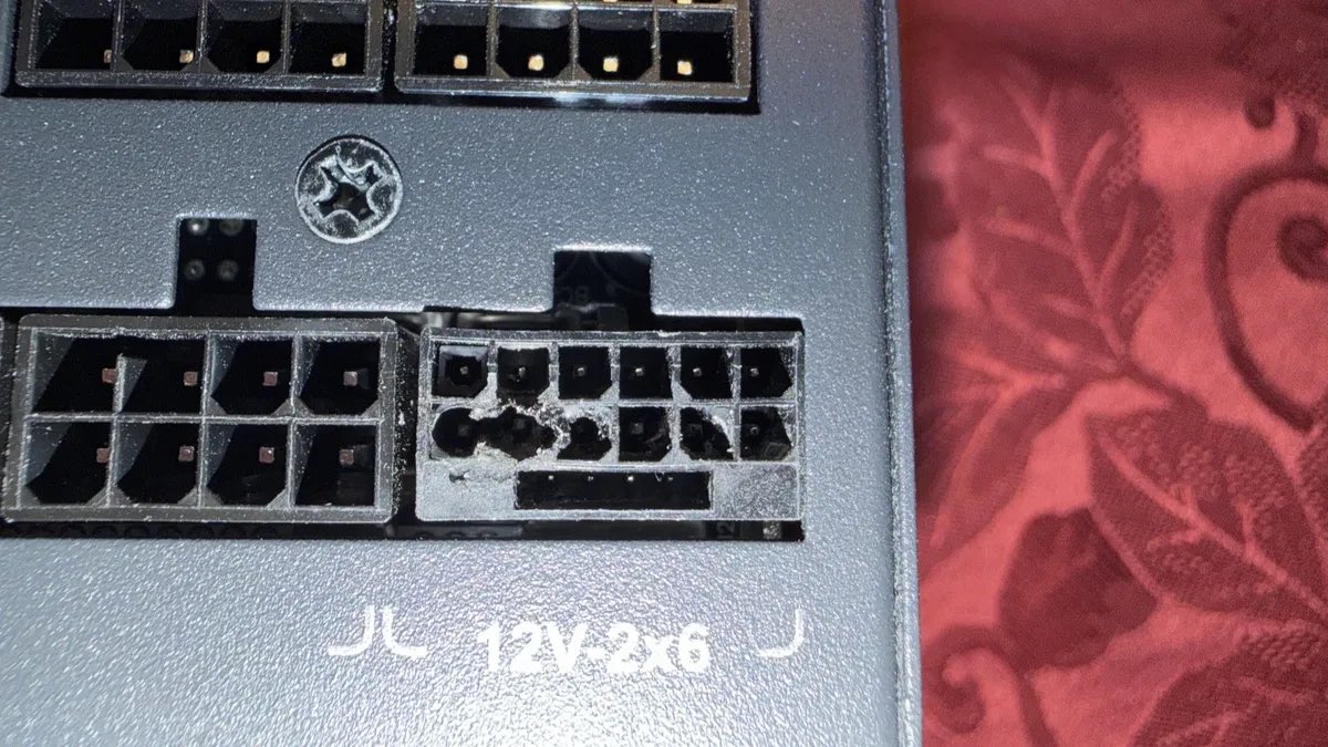 電源供應器背板上標示 12V-2x6 的插座,下排有明顯熔損